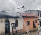 Un descuido doméstico estuvo a punto de terminar en una tragedia mayor la tarde de este jueves en un sector cercano al centro de la ciudad de Santa Rosa de Copán, cuando tres viviendas fueron consumidas por un voraz incendio.