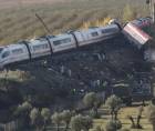 Camiones del ejército y grúas pesadas trabajan este jueves en los trenes.