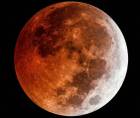 <b>La Luna está a punto de quedar completamente cubierta por la sombra de la Tierra y una serie de movimientos sísmicos registrados recientemente vuelven a poner sobre la mesa una vieja pregunta: ¿existe alguna relación entre los eclipses y los terremotos o se trata únicamente de una coincidencia?</b>