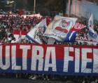 La barra Ultra Fiel del Olimpia en los alrededores del estadio Nacional de Tegucigalpa.