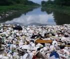 Una lluvia de minutos inundó de basura el vado El Limonar por donde pasa el Rio Bermejo.