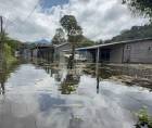 Las inundaciones provocadas por el aumento del nivel del Lago de Yojoa han obligado a decenas de familias a abandonar sus viviendas en el municipio de Santa Cruz de Yojoa, departamento de Cortés, donde el agua ha alcanzado las casas ubicadas a la orilla de la carretera CA-5.