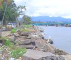El malecón de Puerto Cortés, norte de Honduras, se encuentra totalmente destruido y abandonado por falta de inversión.