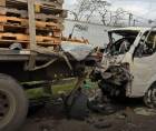 La escena del accidente muestra la parte frontal del camión blanco completamente destruida.