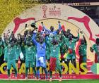 Jugadores de Senegal levantando el trofeo de la Copa Africana de Naciones.