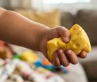 Al manipular estos objetos y llevárselos a la boca, los niños están más expuestos a los riesgos de salud relacionados con los squishies.