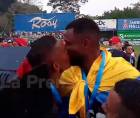 El beso de Brayan Beckeles a Yustin Arboleda en la celebración del Olimpia.