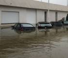 En algunos lugares el agua cubrió hasta la mitad de los automóviles.