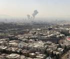 Una columna de humo emerge del centro de Teherán tras un ataque israelí este sábado. Irán anunció este sábado el cierre de su espacio aéreo después de que se escucharan varias explosiones en diversos puntos de Teherán. EFE/ Mehrnews