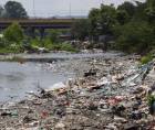 Basura y desecos se acumulan en las riberas del Río Bermejo en San Pedro Sula