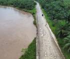 Las lluvias han provocado la erosión de la carretera principal hacia Santa Rosa de Aguán, Colón.