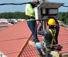 Técnicos del PNRP trabajan en la instalación de un gabinete de un proyecto AMI centralizado.​​