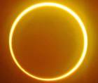 El eclipse solar anular del 17 de febrero de 2026 se perfila como uno de los fenómenos astronómicos más impresionantes de la década, cuando la Luna se interpondrá entre la Tierra y el Sol sin cubrirlo por completo, formando en el cielo el llamado “anillo de fuego”, un aro luminoso que cautiva a científicos y observadores alrededor del mundo.