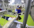 Una niña con síntomas de dengue es atendida en el hospital Mario Rivas en una fotografía de archivo.