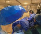 El equipo del hospital Mario Rivas realiza un procedimiento endovascular en la unidad de hemodinamia.