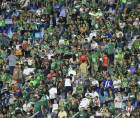 Aficionados del Marathón instalados en el sector de populares del estadio Morazán.