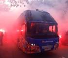 ¡Lo nunca visto! Los aficionados del Barça apedrearon el autobús de su propio equipo en la previa del clásico ante Real Madrid.