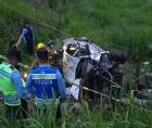 Hasta el momento se desconocen las causas exactas que originaron el accidente. Agente de la Policía Nacional en el lugar de los hechos. Fotografía de redes sociales.