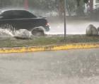 Las fuertes lluvias provocaron inundaciones y arrastraron basura por las calles de San Pedro Sula.