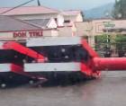 Las primeras lluvias de la temporada provocaron la saturación de varias calles con agua pluvial y derribaron algunas vallas publicitarias de distintos negocios, entre ellos el restaurante Don Tiki.