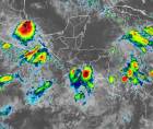 La imagen satelital muestra <b>varios núcleos de tormentas fuertes sobre el Pacífico de Centroamérica y el sur de México</b>. Las zonas en <b>rojo, naranja y amarillo</b> representan nubes de gran desarrollo vertical y temperaturas muy frías en sus cimas, una señal asociada con <b>lluvias intensas, tormentas eléctricas y posibles ráfagas de viento</b>. Se observa una concentración importante frente a las costas de Nicaragua, Honduras y El Salvador, vinculada a la circulación de Cristina.
