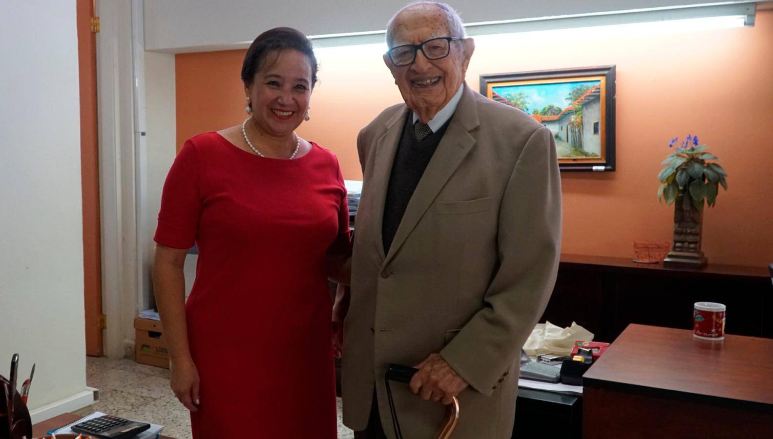 $!En 2019, el lente de LA PRENSA tomó para el recuerdo, una foto de don Jorge Bueso Arias y su asistente Lourdes Alvarado.