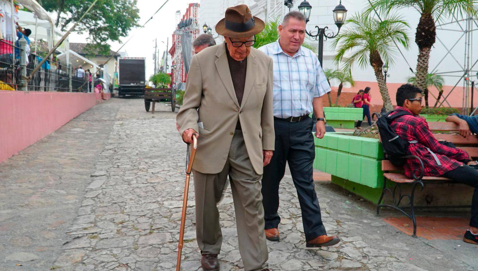 $!Era habitual por las calles empedradas de Santa Rosa de Copán, encontrarse a don Jorge Bueso Arias visitando la catedral dedicada a Santa Rosa de Lima, o caminando por el parque junto al motorista que siempre lo acompañaba.