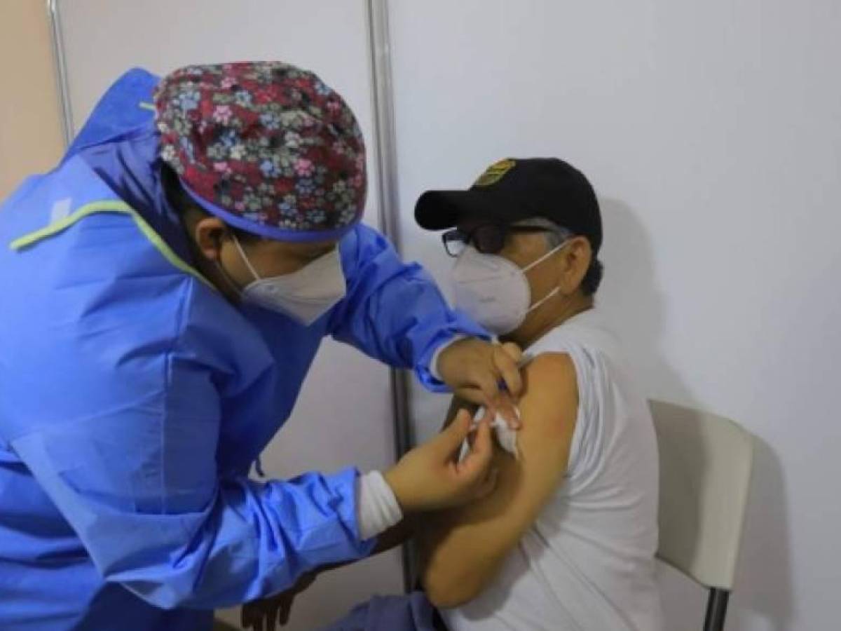 Salud lleva vacunación a centros comerciales de San Pedro Sula esta semana