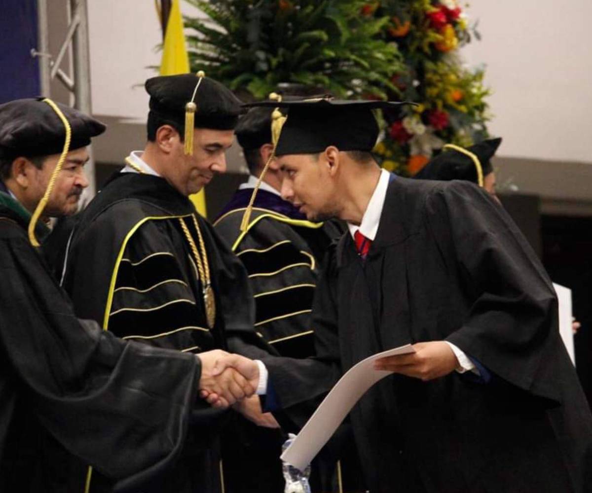 Fue el graduado con el mayor índice académico de su promoción, destacándose entre todas las carreras del centro regional.