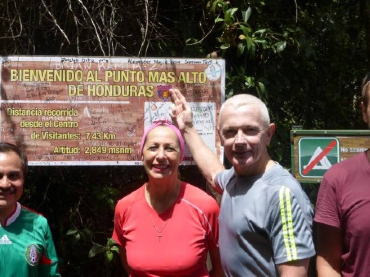 Diplomáticos extranjeros escalaron la montaña de Celaque en Lempira