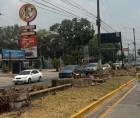 Así quedó el tramo de la circunvalación donde los equipos municipales cortaron los árboles, acción que ha sido catalogada por los sampedranos como un crimen ambiental.