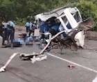 Un fuerte accidente de tránsito se registró este miércoles en la cuesta del Rodeo, en el departamento de Comayagua, donde una rastra impactó contra un bus en el que se transportaban agentes de la Policía Nacional.