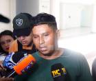 Denis Joel Romero Morales, uno de los siete capturados por su presunta vinculación con la masacre ocurrida en la aldea Rigores, Colón, negó este miércoles haber participado en el crimen de 20 personas y aseguró que cuenta con pruebas para demostrar que se encontraba trabajando en Utila, Islas de la Bahía, cuando ocurrieron los hechos.