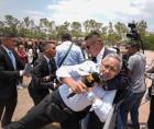 Momento en el que el periodista hondureño Edy Quintero, de TVC, es agredido por elementos de la Guardia de Honor Presidencial.