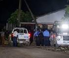 Agentes policiales y personal de Medicina Forense se desplazaron al lugar para realizar el levantamiento cadavérico e iniciar las investigaciones correspondientes.