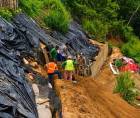 El incidente habría ocurrido mientras se desarrollaban trabajos en la zona, provocando el desprendimiento de tierra.