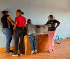Familiares velando a las víctimas en el cementerio de Yorito.