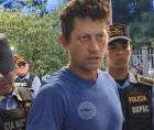 Ángel Cardona al momento que era trasladado por la Policía.