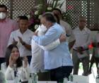 El alcalde de San Pedro Sula, Roberto Contreras, saluda con un abrazo al exalcalde Armando Calidonio.