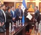 Autoridades del Congreso Nacional y del Parlacen durante la firma del convenio de cooperación interinstitucional.