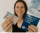La green card (tarjeta de residencia permanente) permite a una persona vivir y trabajar legalmente de forma permanente en Estados Unidos.