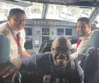 El doctor se tomó la foto del recuerdo con el capitán del vuelo y su asistente cuando aterrizadon en Cancún.