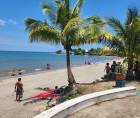 Turistas disfrutan del sol y las playas del casco urbano de La Ceiba durante la Semana Santa 2026, en medio de un ambiente lleno de vida, música y tradición