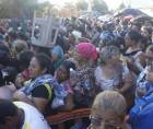 Desde tempranas horas del viernes, cientos de personas se concentraron en la escuela Presentación Centeno, en el barrio Cabañas de San Pedro Sula, para cobrar un bono familiar que ascendería a unos L8,000.
