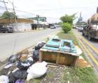 Así se encuentra la mediana de la avenida Júnior. Los vecinos denuncian que esos pedazos de mueble llevan meses en ese lugar a vista y paciencia de todos.