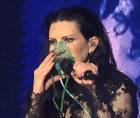Laura Pausini, tuvo que ser atendida de manera inmediata por parte de su equipo de trabajo ya que presentó complicaciones para respirar y por lo mismo, le costó trabajo cantar, por lo que pidió ayuda de oxígeno, como era de esperar las imágenes se viralizaron y causaron preocupación entre los fanáticos de la intérprete de temas como “Se fue”.