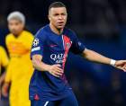 Kylian Mbappé tuvo una pésima actuación en la dura derrota de PSG ante Barcelona en la ida de cuartos de final de la Champions League 2023/2024 por lo que ha recibido fuertes ataques en Francia tanto de la prensa como de un exjugador y campeón del mundo.