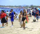 Miles de hondureños aprovechan las excursiones de verano para visitar las playas de la zona norte