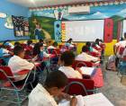 Un estudiante participa en actividades dentro de un aula de clases, como parte del proceso de aprendizaje en un centro educativo público del país.