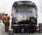 Un fuerte accidente de tránsito registrado en el barrio Barandillas, en San Pedro Sula, dejó como resultado un bus tipo rapidito incendiado y un motociclista con graves quemaduras, generando alarma entre conductores y sampedranos que circulaban por la zona.
